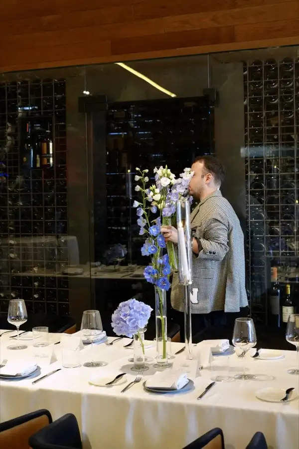 Ante Jurković slaže cvijeće za event