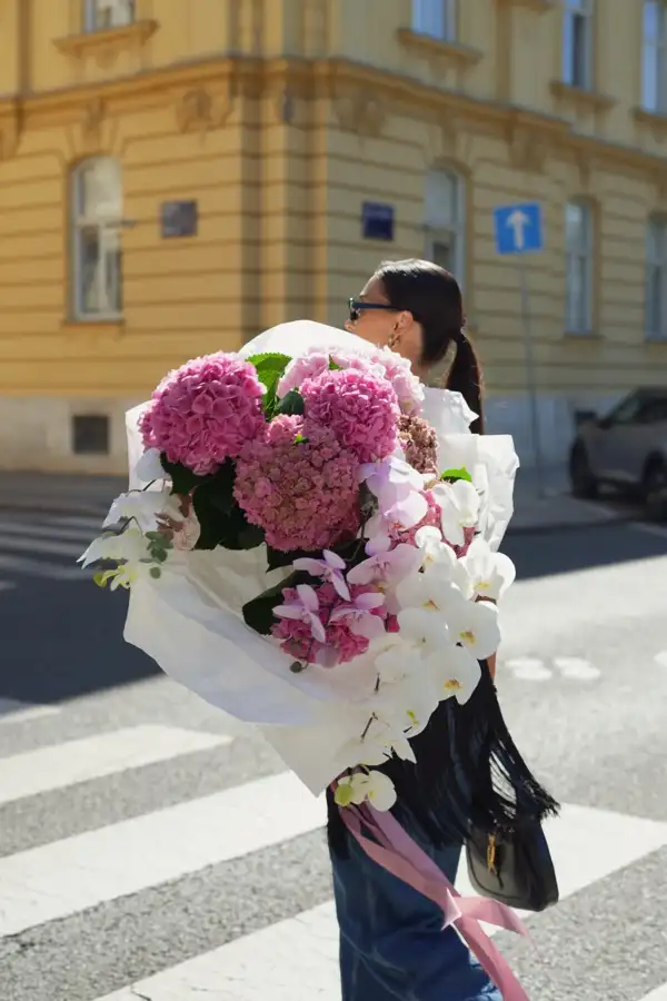 Buket hortenzija na zagrebačkoj ulici